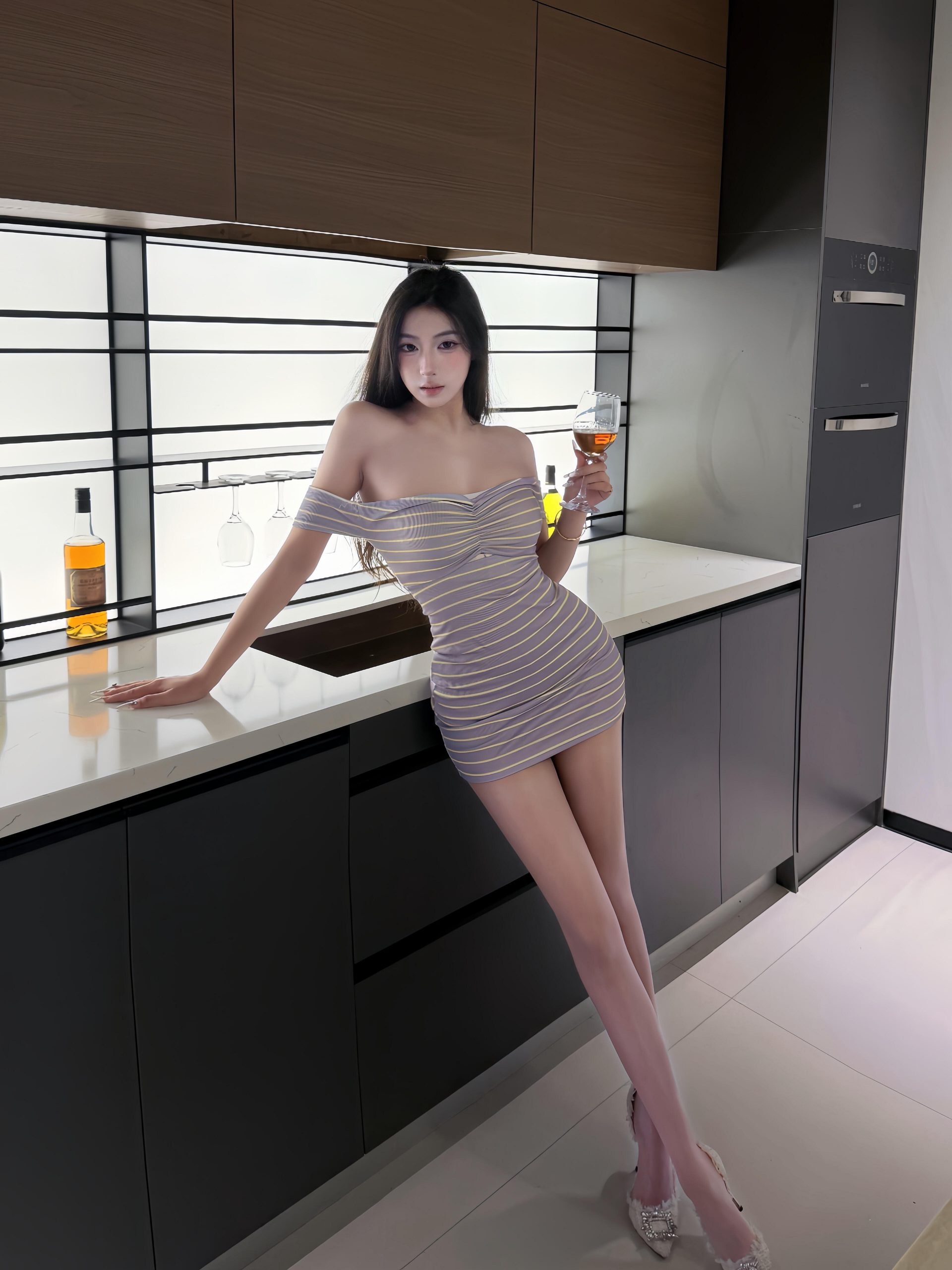 性感美女床上写真，柔和光影人像