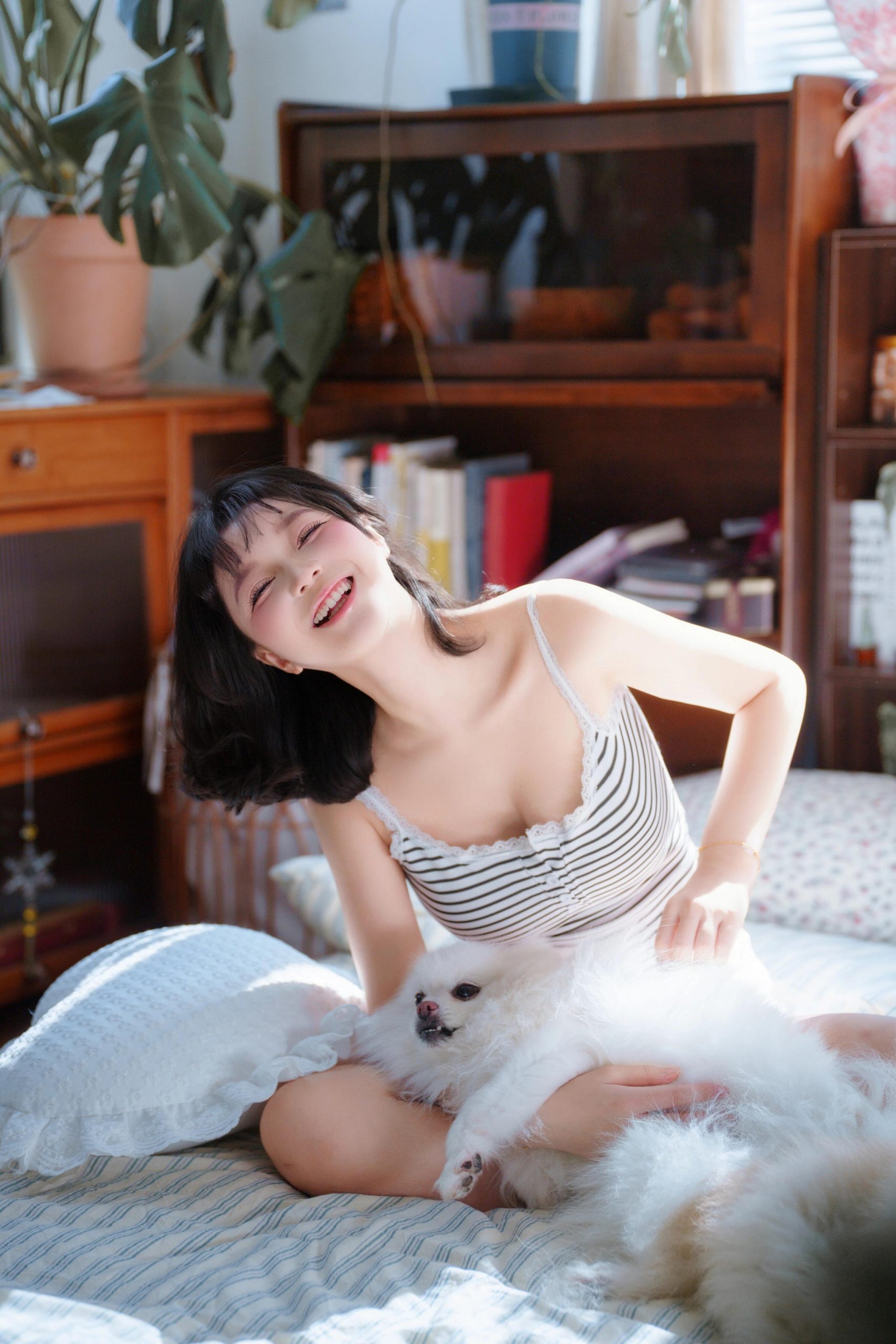 清纯美女人像摄影，阳光下的纯净笑容