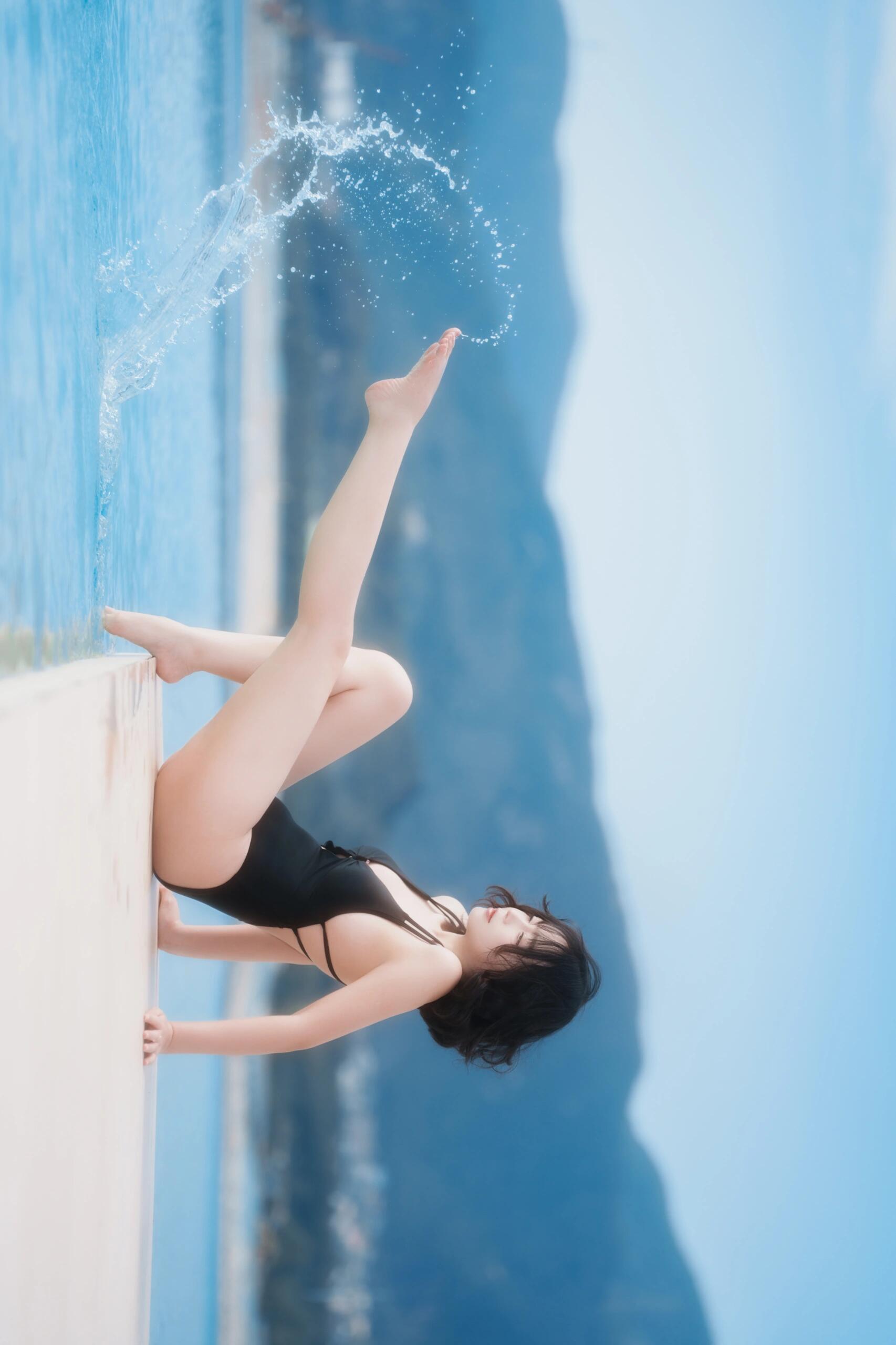 泳装美女泳池照，阳光活力夏日写真