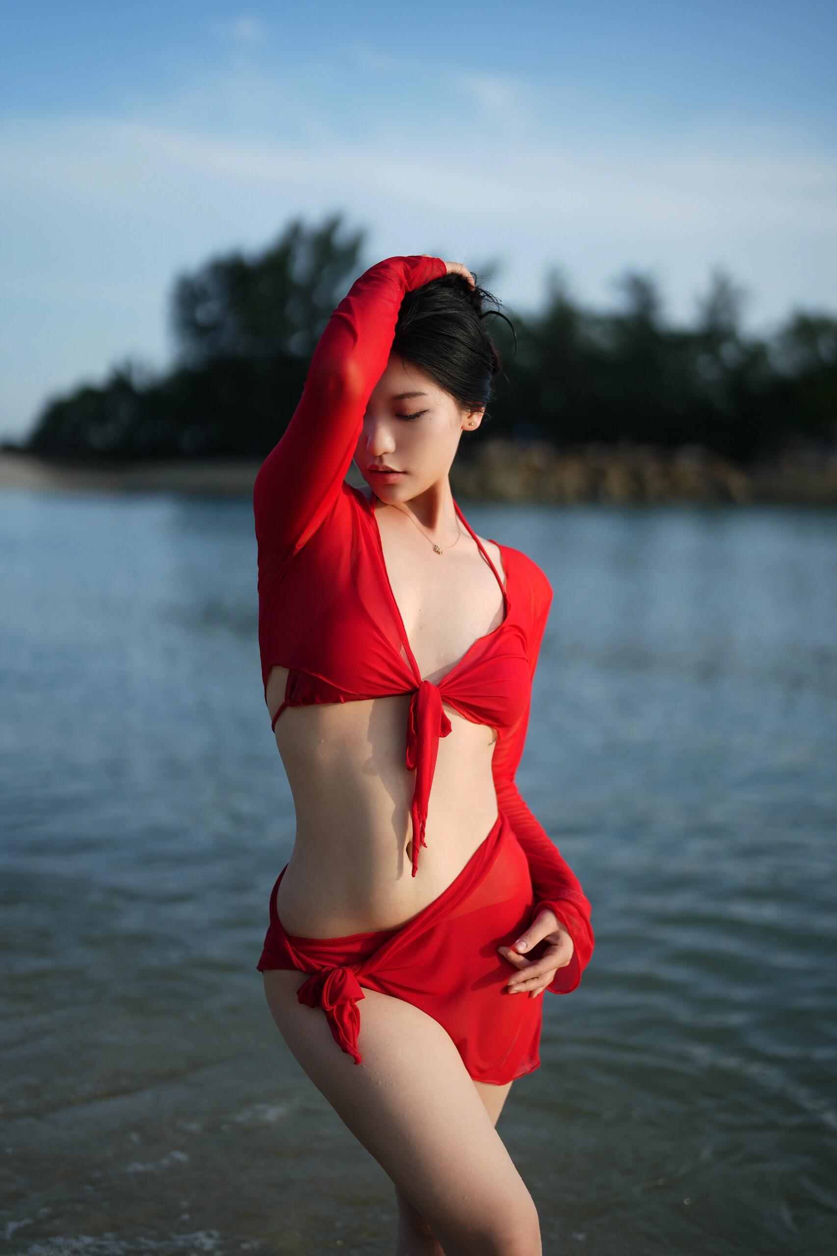 比基尼美女高清写真，阳光下的海景人像