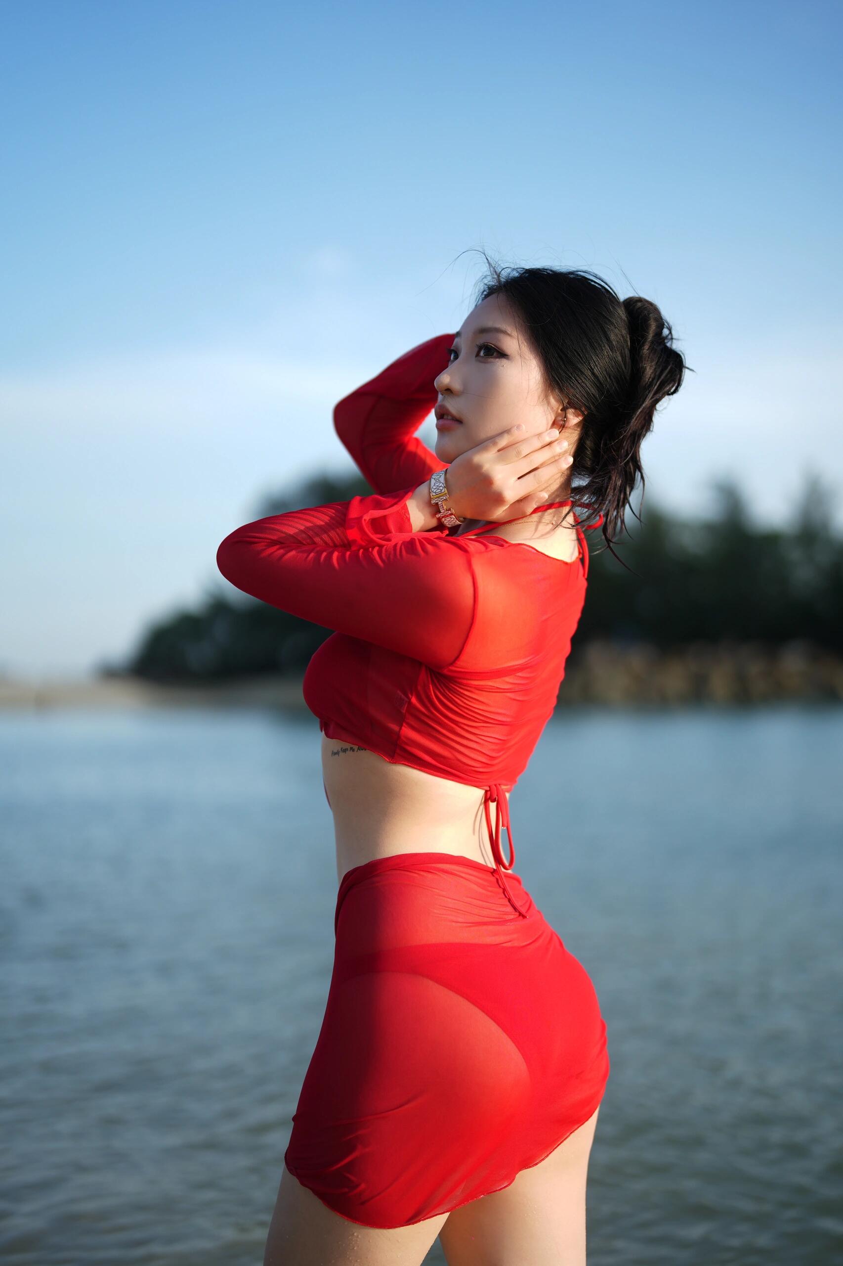 泳装美女海边写真，度假风格人像摄影