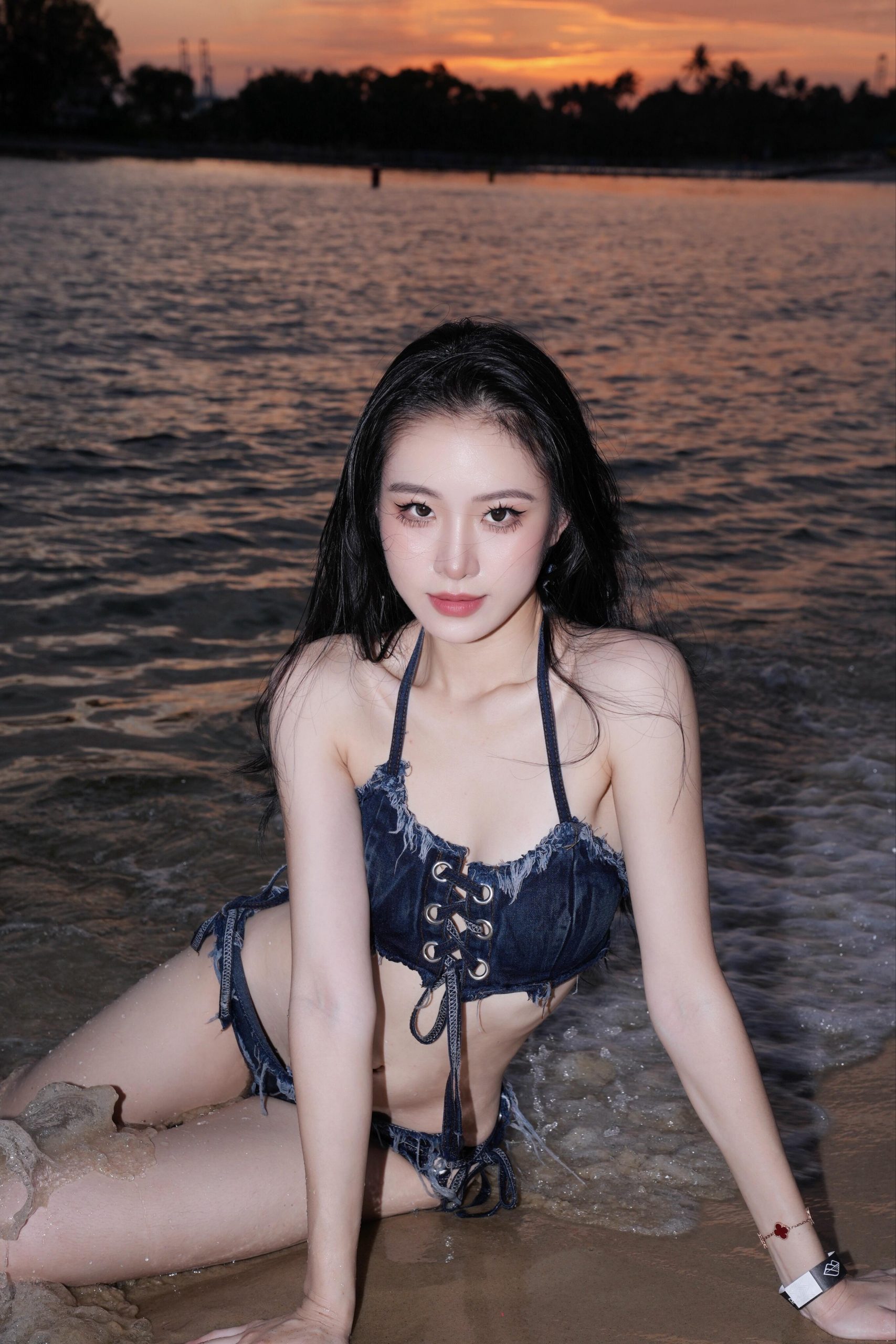 性感泳装美女写真，唯美海滩拍摄图