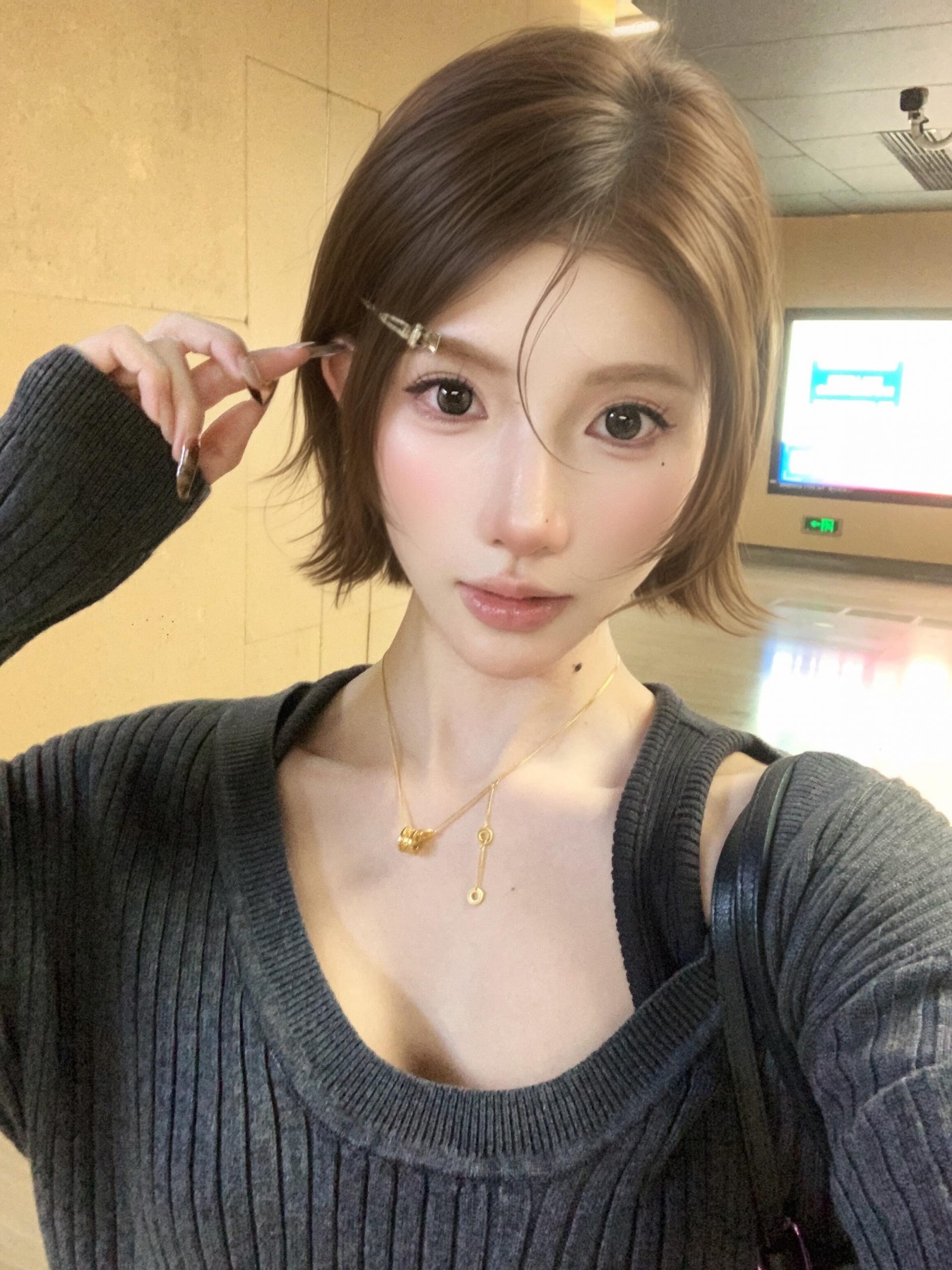 清纯美女户外写真，阳光明媚唯美图