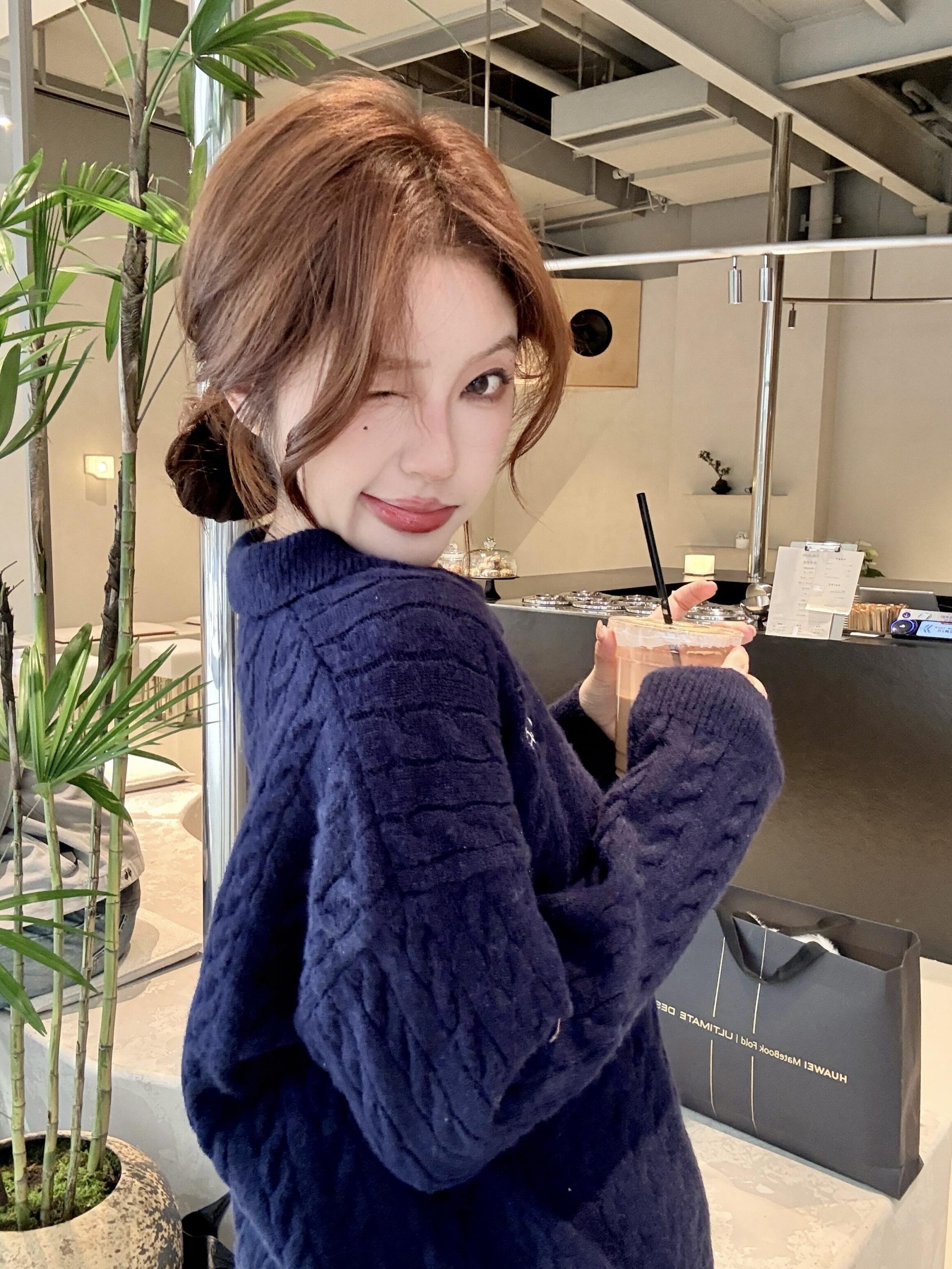 清纯美女人像摄影，阳光下的纯净笑容