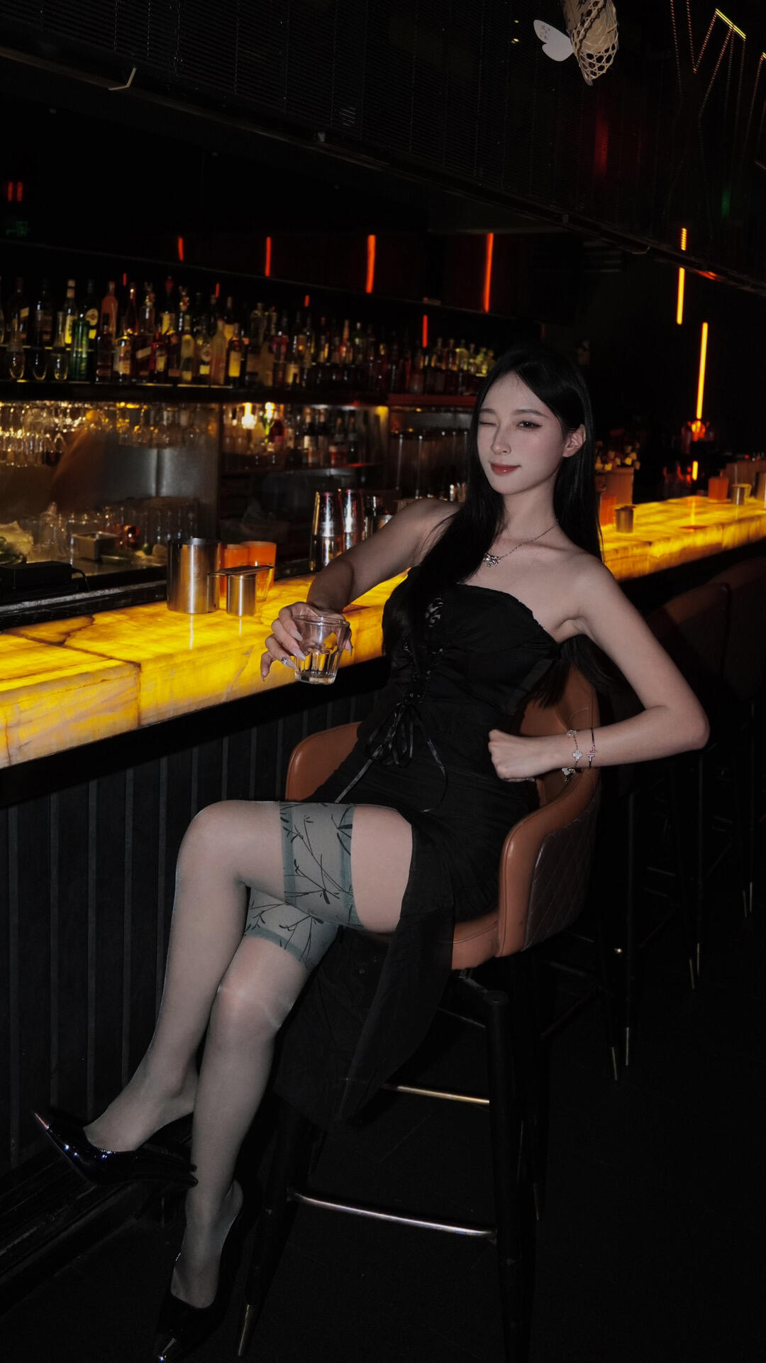 性感美女艺术写真图，唯美灯光摄影